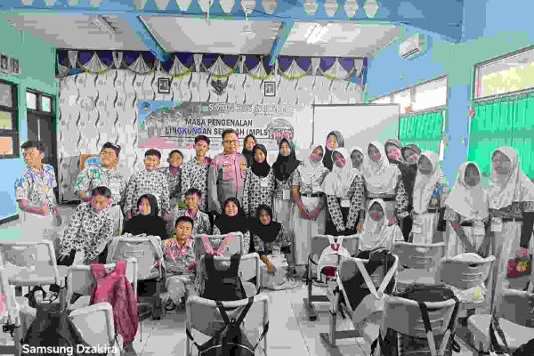 Bhabinkamtibmas Pulau Untung Jawa Sosialisasikan Bahaya Bullying dan NAPZA kepada Siswa Baru SMPN 285