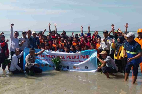 Polres Kepulauan Seribu Tanam 1.500 Pohon Mangrove di Pulau Pari Peringati Hari Anak Nasional
