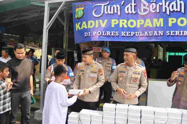 Kapolres Kepulauan Seribu Bersama Si Propam Bagikan 230 Nasi Kotak Usai Sholat Jumat di Masjid Baitul Jannah