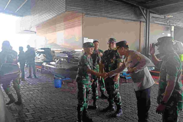 Kapolres Kepulauan Seribu Sambut Kunjungan Kerja Danrem 052/Wkr dalam Rangka Serbuan Teritorial ke Pulau Lancang dan Pulau Pari