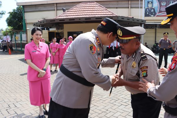 Kapolres pimpin Upacara Kenaikan Pangkat Personel di Hari Bhayangkara Ke 79