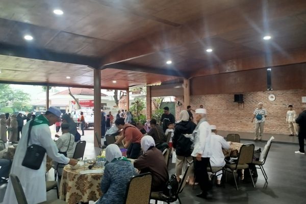 Momen Haru! Jamaah Umroh KIAS Travel Pulang ke Tanah Air, Disambut Peluk Hangat Keluarga