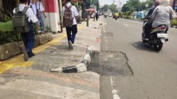 Salah satu lubang galian Apjatel dan DPUPR Depok yang membahayakan pengguna jalan Kartini.(Foto : Edisi.id)