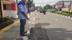 Haryanto Ketua LPM Kelurahan Depok saat menunjukan Lubang Galian Apjatel di Jalan Kartini Raya.(Foto : Edisi.id)