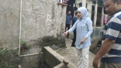 Hj. Yeti Wulandari Wakil Ketua DPRD Kota Depok Sidak Drainase yang kerap banjir di Kelurahan Tugu.(Foto : Edisi.id)