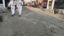 Para pelajar keluhkan jalan rusak akses masuk sekolahnya di jalan Anyelir Nusantara Raya, Kelurahan Depok Jaya.(Foto : Edisi.id)