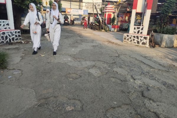 Pelajar SMA SS dan SDN Anyelir 2 Desak Walikota Depok Perbaiki Jalan Rusak di Jalan Anyelir