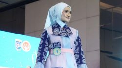 Hj. Yeti Wulandari. SH, Wakil Ketua DPRD Kota Depok Juara 1 Depok Fashion Festival (DFF) 2025 yang digelar di The Margo Hotel, Sabtu (4/10/2025).(Foto : Edisi.id)