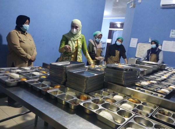 Hj. Yeti Wulandari Wakil Ketua DPRD Kota Depok Sidak Langsung SPPG Kelurahan Mampang.(Foto : Edisi.id)