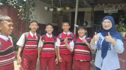 Siswa SDN Anyelir 2 bersama Hj. Yeti Wulandari Wakil Ketua DPRD Kota Depok Fraksi Gerindra.(Foto : Edisi.id)
