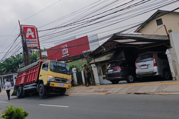 Truk Terperosok di Jalan Kartini Raya, Warga Minta Tanggungjawab Apjatel, dan DPUPR Tidak Tutup Mata