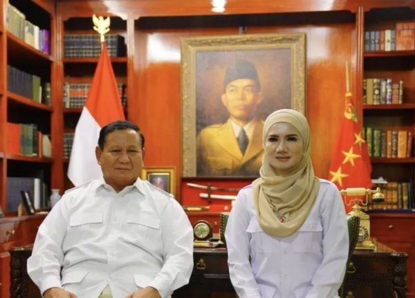 Presiden Prabowo Subianto bersama Hj. Yeti Wulandari anggota Dewan Pembina DPP Partai Gerindra.(Foto : Edisi.id)