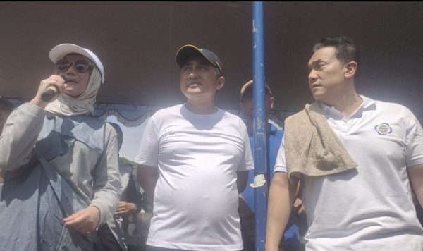 Hj. Yeti Wulandari Wakil Ketua DPRD Kota Depok, Chandra Rahmansyah Wakil Walikota Depok bersama Wakil Menteri LHK Diaz Hendropriyono di Aksi Bersih Sungai Cipinang Segmen I.(Foto : Edisi.id)