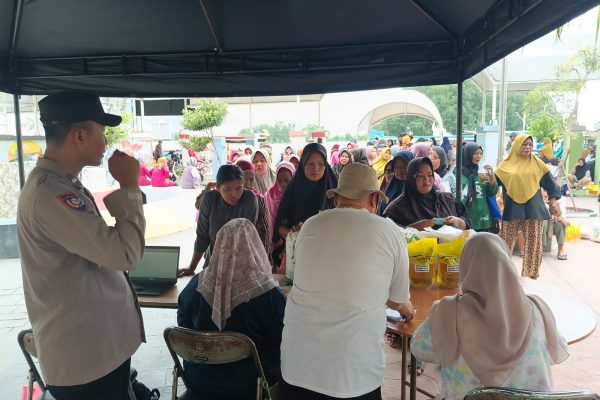 Pembagian Beras Bulog dan Minyak Goreng di Pulau Kelapa Berjalan Lancar, Bhabinkamtibmas Pastikan Penyaluran Tepat Sasaran