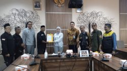 Hj. Yeti Wulandari Wakil Ketua DPRD Kota Depok Fraksi Gerindra bersama Presidium Ojol se-Jabodetabek usai gelar audiensi di ruang Bamus Kantor DPRD Kota Depok.(Foto : Edisi.id)