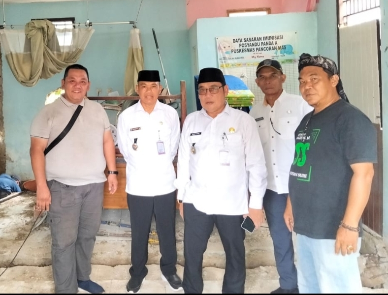 Haikal (Tas Hitam) Ketua Pokmas Garuda 26 bersama Camat Pancoran Mas Mustakim, Lurah Depok Herman, Saiful Muluk Staff Kecamatan dan RW Jamal saat tinjau lokasi pembangunan.(Foto : Edisi.id)