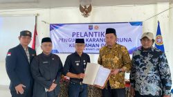 Adrie Laurens (Batik Coklat) usai dilantik Lurah Depok Herman, bersama Camat Pancoran Mas Mustakim, Ketua Katar Kota Depok, Ketua Katar Kecamatan Pancoran Mas, serta Ketua LPM Kelurahan Depok Haryanto.(Foto : Edisi.id)
