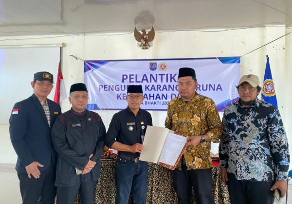 Adrie Laurens (Batik Coklat) usai dilantik Lurah Depok Herman, bersama Camat Pancoran Mas Mustakim, Ketua Katar Kota Depok, Ketua Katar Kecamatan Pancoran Mas, serta Ketua LPM Kelurahan Depok Haryanto.(Foto : Edisi.id)