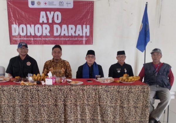 Camat Pancoran Mas Mustakim (Tengah) sata menghadiri pelantikan Ketua Karang Taruna Kelurahan Depok.(Foto : Edisi.id)