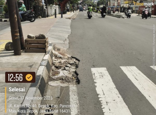 Lubang galian Apjatel dan DPUPR Kota Depok, yang sampai hari ini belum juga diperbaiki, dan berpotensi menyebabkan kecelakaan pada warga.(Foto : Edisi.id)