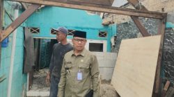 Lurah Depok Herman.SE, lakukan monitoring langsung ke warga penerima manfaat program RTLH di wilayahnya.(Foto : Edisi.id)