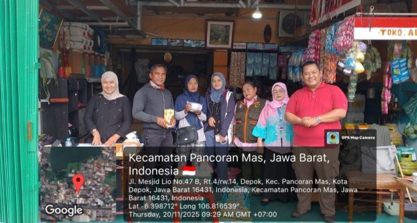 Haikal (Kaos Merah) bersama tim penyaluran bantuan dan dinas sosial kota Depok.(Foto : Edisi.id)