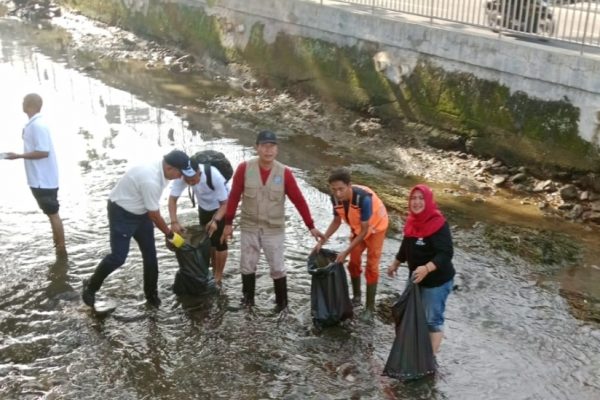 Turun Bersihkan Sungai SeCawan, Lurah Elin Tegaskan Pentingnya Kesadaran Ekologis Warga
