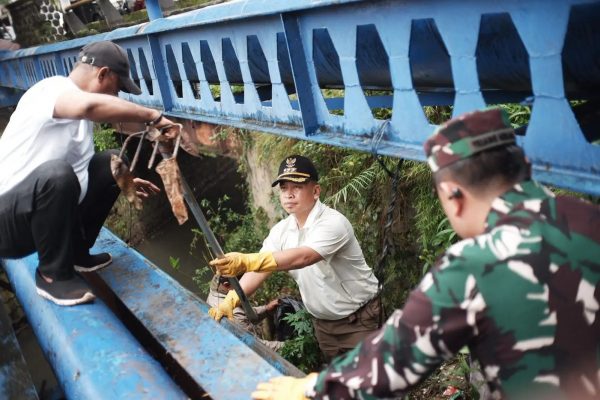 Tindak Lanjuti Arahan Presiden Prabowo, Wali Kota Depok dan Forkopimda Kerja Bakti Bersihkan Lingkungan