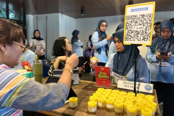 Puluhan Pegawai Dinkes Kota Depok Jalani Tes Urine Bersama BNN di Depok Open Space, Seluruh Hasil Dinyatakan Negatif Narkoba