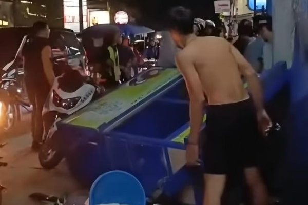 Motor Pelaku Tawuran Seruduk Gerobak Nasi Goreng di Jalan Raya Citayem Depok, Tiga Orang Diamankan Polisi