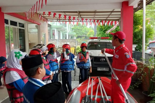 PMI Kota Depok Edukasi Mitigasi Bencana Sejak Dini kepada Siswa MI Fahmil Quran Plus