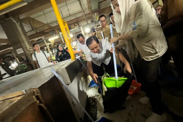 Wamendag Dyah dan Wawalkot Depok Bersih-Bersih Pasar Cisalak dalam Gernas Mapan