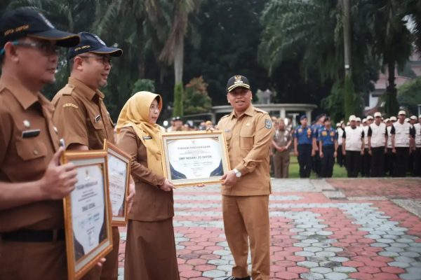 Wali Kota Depok Serahkan Penghargaan Ombudsman RI pada Apel ASN