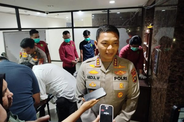 Polres Metro Depok Gelar Tes Urine PJU dan Kapolsek, Seluruh Personel Dinyatakan Negatif Narkoba