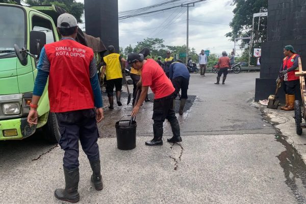 DPUPR Depok Lakukan Pemeliharaan Jalan di Tiga Titik, Gunakan Hotmix dan Hand Roller