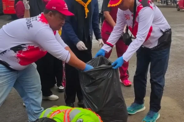 150 Anggota PMR dari 17 Sekolah di Depok Gelar Aksi Bersih Lingkungan di Terminal dan Stasiun Depok Baru