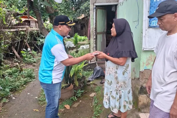 Ketua RW 01 Rawa Geni Salurkan Bantuan kepada Warga Terdampak Angin Kencang Jelang Ramadan