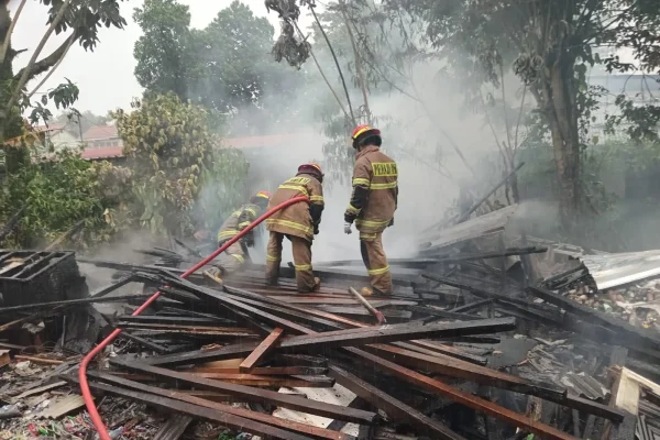 Damkar Depok Berhasil Padamkan Tiga Kebakaran di Cimanggis, Cinere, dan Beji Tanpa Korban Jiwa