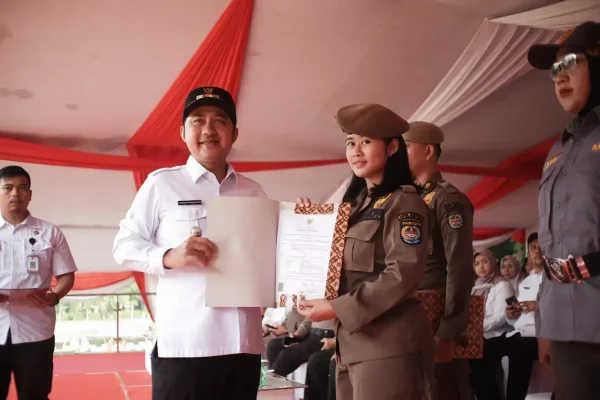 Wawalkot Depok Serahkan SK PPPK Paruh Waktu Satpol PP dan Kukuhkan Satlinmas Kota Depok