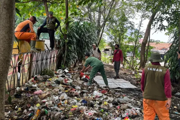 Respons Cepat Laporan Viral, Regu Maung Bodas dan DLHK Bersihkan Sampah Liar di Jalan Merdeka Sukmajaya