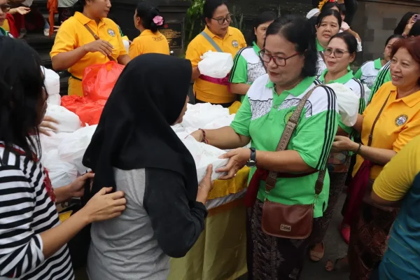 Sambut Nyepi 1948 Saka, Banjar Purna Widya Bagikan 400 Nasi Kotak Tebar Semangat Berbagi