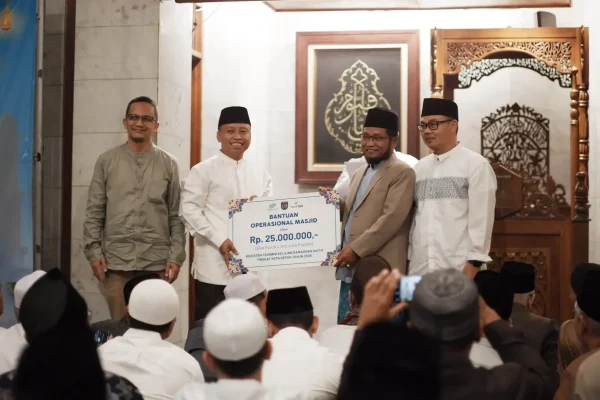 Pemkot Depok Serahkan Bantuan Rp25 Juta untuk Operasional Masjid Raya Cinere saat Tarling Nuzulul Quran
