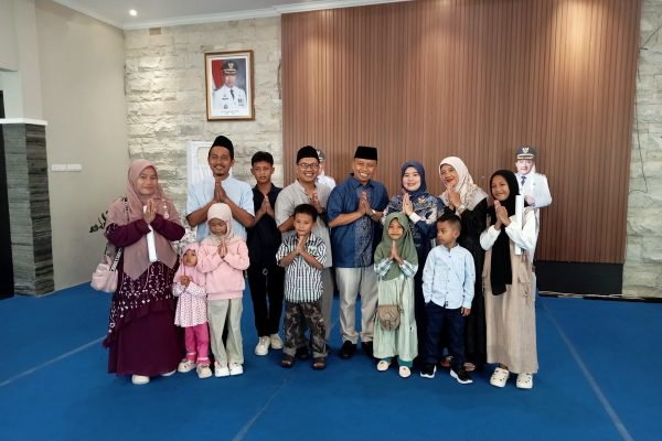 Penuh Keakraban dan Kekeluargaan, Relawan GASSD1 Lebaran ke Wali Kota Depok, Supian Suri