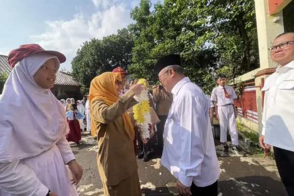 Mendikdasmen Kunjungi SDN Depok Baru 8, Serahkan Bantuan Rp75 Juta