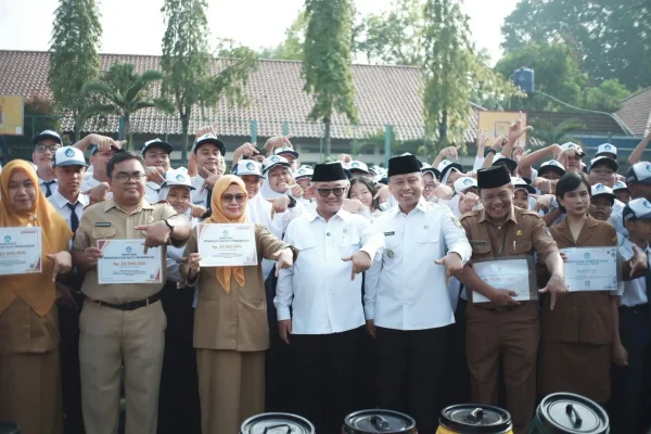 Hari Pertama Sekolah Usai Lebaran, Mendikdasmen Tinjau Sekolah Adiwiyata di Depok