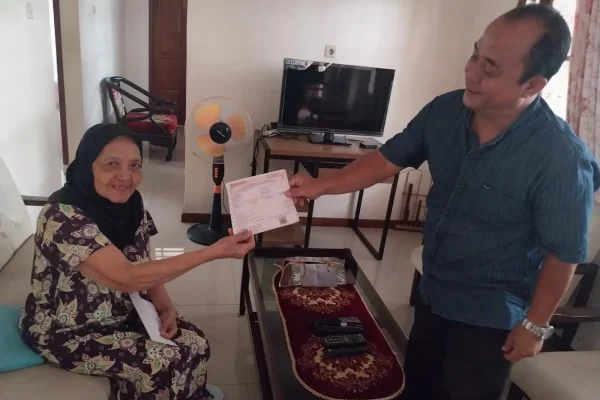 Maksimalkan Penyaluran SPPT, Petugas RW 04 Pondok Cina Datangi Rumah Warga