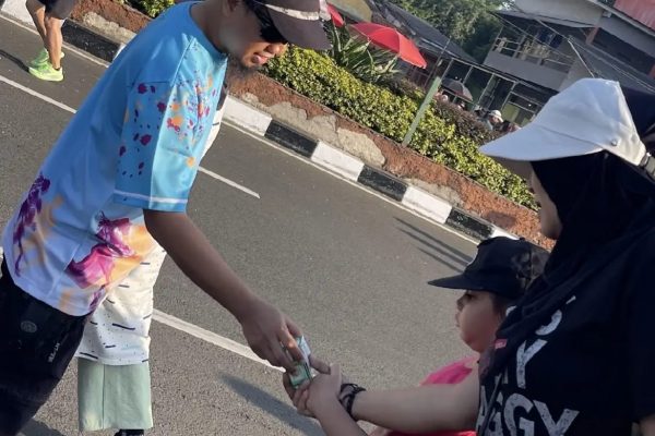 Aksi Berbagi di CFD, PATELKI DPC Kota Depok Bagikan 1.000 Susu Gratis untuk Warga