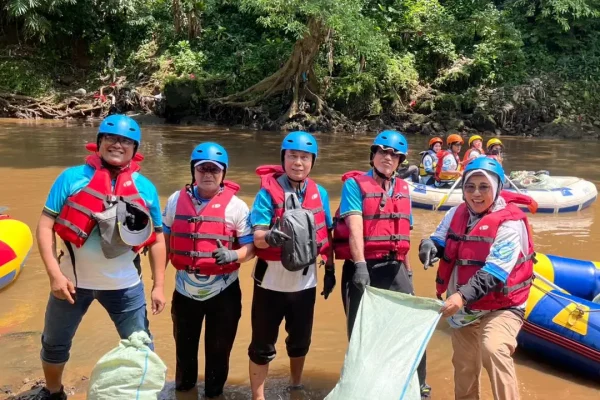 KONI Depok Turun ke Sungai, Dukung Aksi Bersih Ciliwung Bersama Warga