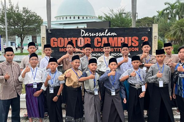 12 TAHUN MENJADI JEMBATAN KE GERBANG GONTOR
