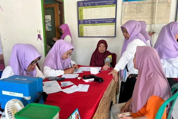 Dinkes Depok Hadirkan Layanan Cek Kesehatan Door to Door, Warga Pengasinan Sambut Antusias